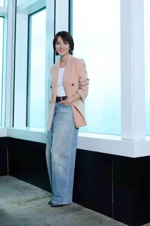 ▲蔡淳佳（如圖）過去以〈陪我看日出〉走紅，沈寂了17年，今年推出新歌〈茉莉花香〉，也將在台北開演唱會。（圖／淳萃文化提供）