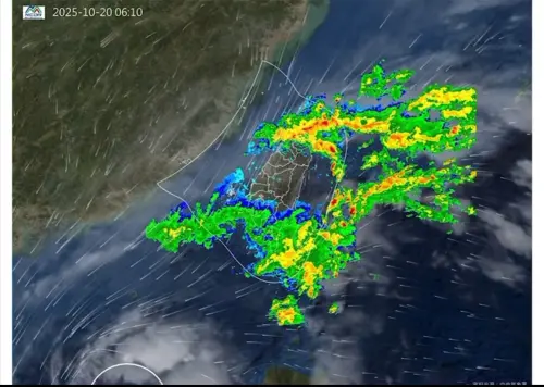 豪雨炸台！降雨圖唯獨閃過這區　全網搶當接雨超人「集氣有結界」
