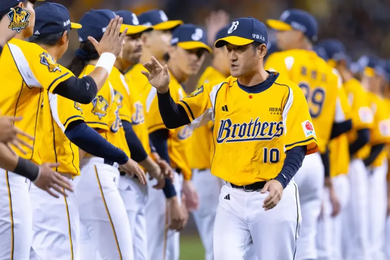 ▲許多球迷都在討論，若是因雨延賽，對「中信兄弟、樂天桃猿哪一隊較有利？」，知名球評黃忠義今（20）日談及此事，認為重點還是在於G3的勝負與否。（圖／中信兄弟提供）