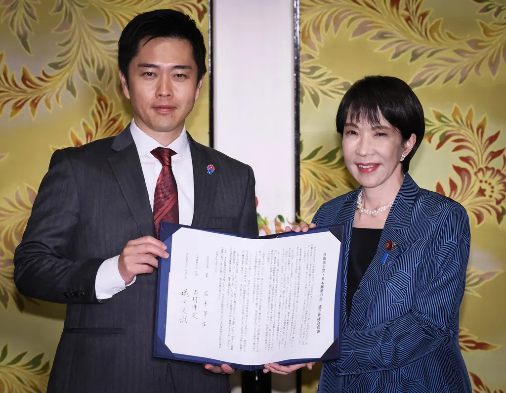 ▲自民黨總裁高市早苗(右)、維新會黨首吉村洋文(左)簽署聯合執政協議，高市早苗幾乎確定21日將成為日本首位女首相。（圖／美聯社／達志影像）