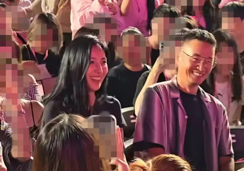 BLACKPINK開唱大咖影后坐隔壁!原地開見面會 零死角影片曝光 ▲楊謹華(左)低調看BLACKPINK演唱會,結果被周遭的粉絲捕獲,現場開啟見面會,各大社群平台也出現各種角度的捕獲照,每張都是零死角令人驚艷。(圖/翻攝自Threads)