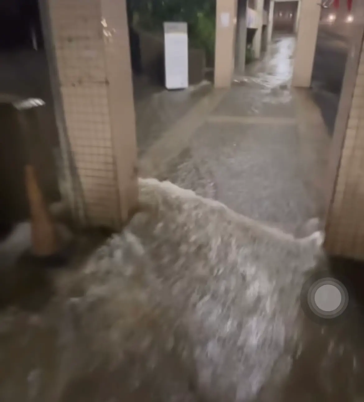 ▲颱風外圍環流與東北季風共伴發威，政大校園積水成河，學生返回宿舍宛如「溯溪」。（圖／Threads matthewdu.1115）