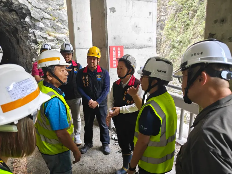 ▲燕子口持續紅色警戒！距離滿水位4.8公尺，徐榛蔚視察：暫無潰壩危害。（圖／宜蘭縣府提供）