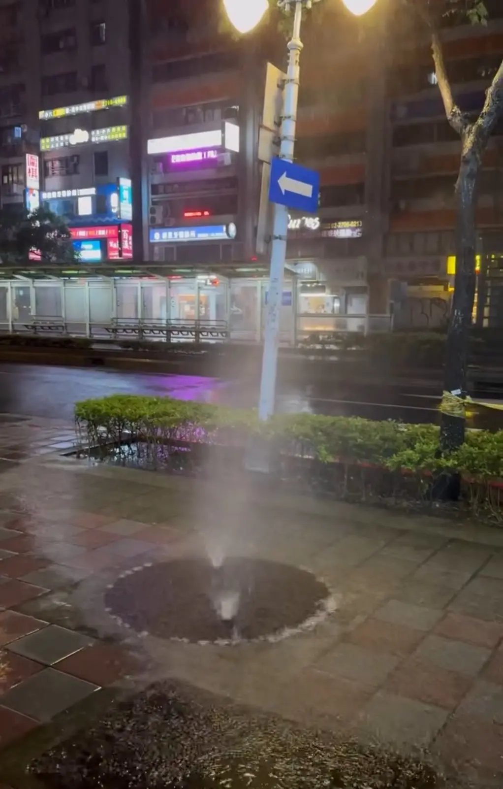 台北地底養鯨魚？人行道路面積淹水 兩水柱從孔洞狂噴出 