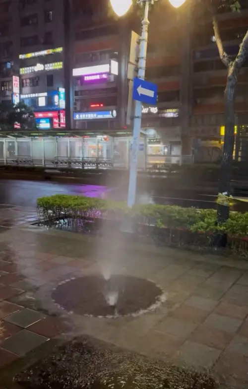 台北地底養鯨魚？人行道路面積淹水　兩水柱從孔洞狂噴出　
