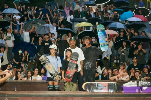 ▲2024年巴黎奧運銅牌得主美國好手休斯頓（Nyjah Huston）稱讚台灣年輕一輩的滑板愛好者，還送出個人球鞋與簽名板實戰滑板。（圖／NIKE提供）