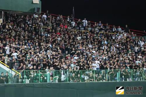 ▲樂天桃猿在季後賽做客澄清湖球場，桃猿球迷全部穿上黑色系球衣應援。（圖／記者朱永強攝 ,2025.10.13）