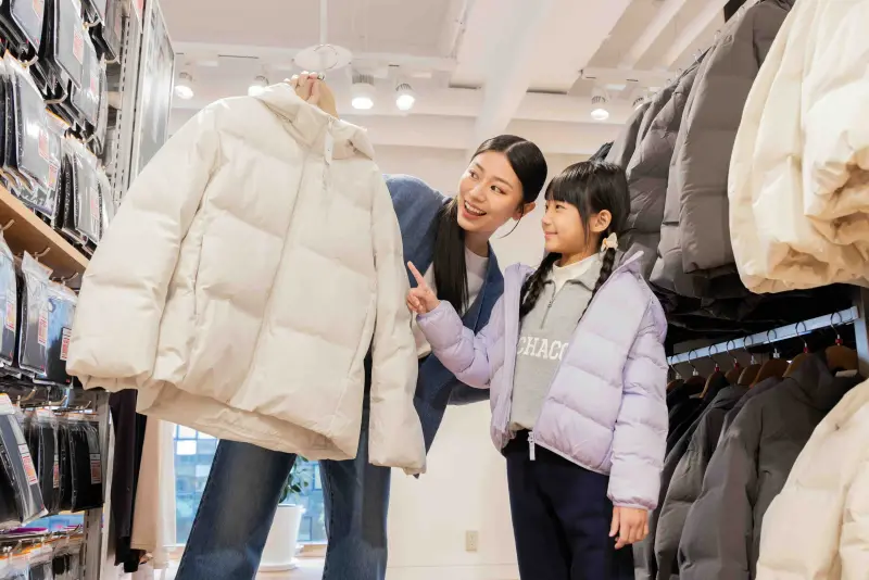 ▲不少人出門上班上課，遇到颱風豪雨發現天氣變好冷，UNIQLO「特級極輕羽絨背心」換季優惠990元；去年爆紅的禦寒麵包外套，GU「HEAT PADDED夾層外套」也千元有找。（示意圖／UNIQLO提供）