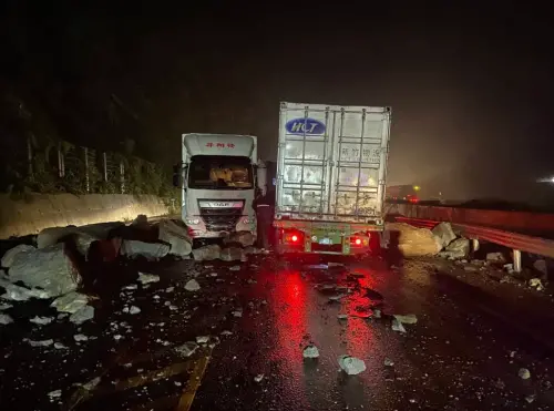 ▲受風神外圍環流與東北季風雙重效應影響，台2線邊坡鬆動出現落石，導致2車受損拋錨。（圖／翻攝畫面）