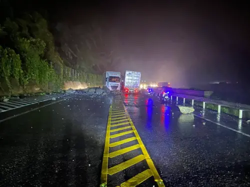 ▲大貨車經過時，不慎與落石發生碰撞，所幸無人傷亡。（圖／翻攝畫面）