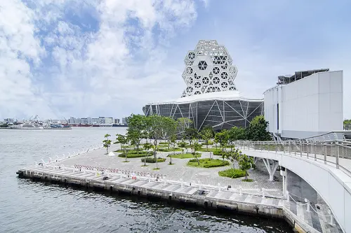 ▲ 造型獨特的高雄流行音樂中心。（圖／國產建材實業提供）