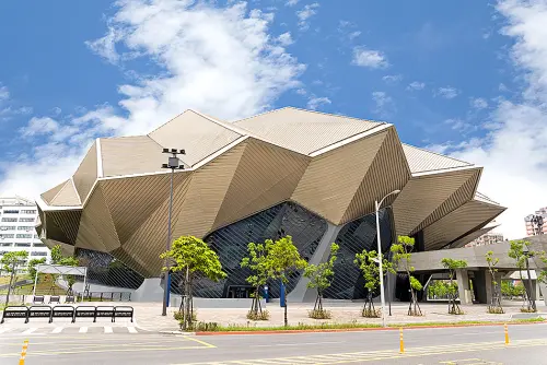 ▲北流的表演廳不規則的貝殼狀設計有如「太空船」，象徵台灣山巒起伏。（圖／國產建材實業提供）