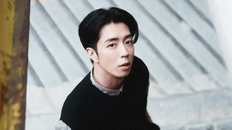 ▲閃兵案第三波搜索再擴大，繼陳柏霖、修杰楷、Energy張書偉後，棒棒堂小杰（廖允杰）今（21）早也遭警方拘提到案，目前正於永和分局製作筆錄，預計稍後移送新北地檢署偵訊。（圖／翻攝自臉書@廖允杰 Jaydaone）