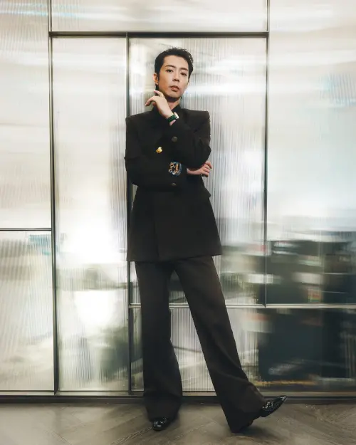 ▲小杰因涉入閃兵案，今日清晨遭檢方拘提到案說明。（圖／翻攝自臉書@廖允杰 Jaydaone）