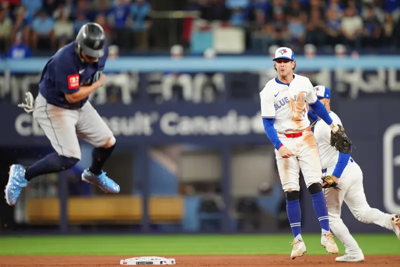 ▲美聯冠軍系列賽多倫多藍鳥對西雅圖水手第7戰，1局上水手奈勒（Josh Naylor）在敲安上壘後，在下一棒波朗柯（Jorge Polanco）擊出滾地球後，卻以「肉身」破壞了可能的雙殺守備，被網友笑稱「按到跳躍鍵？」。（圖／美聯社／達志影像）