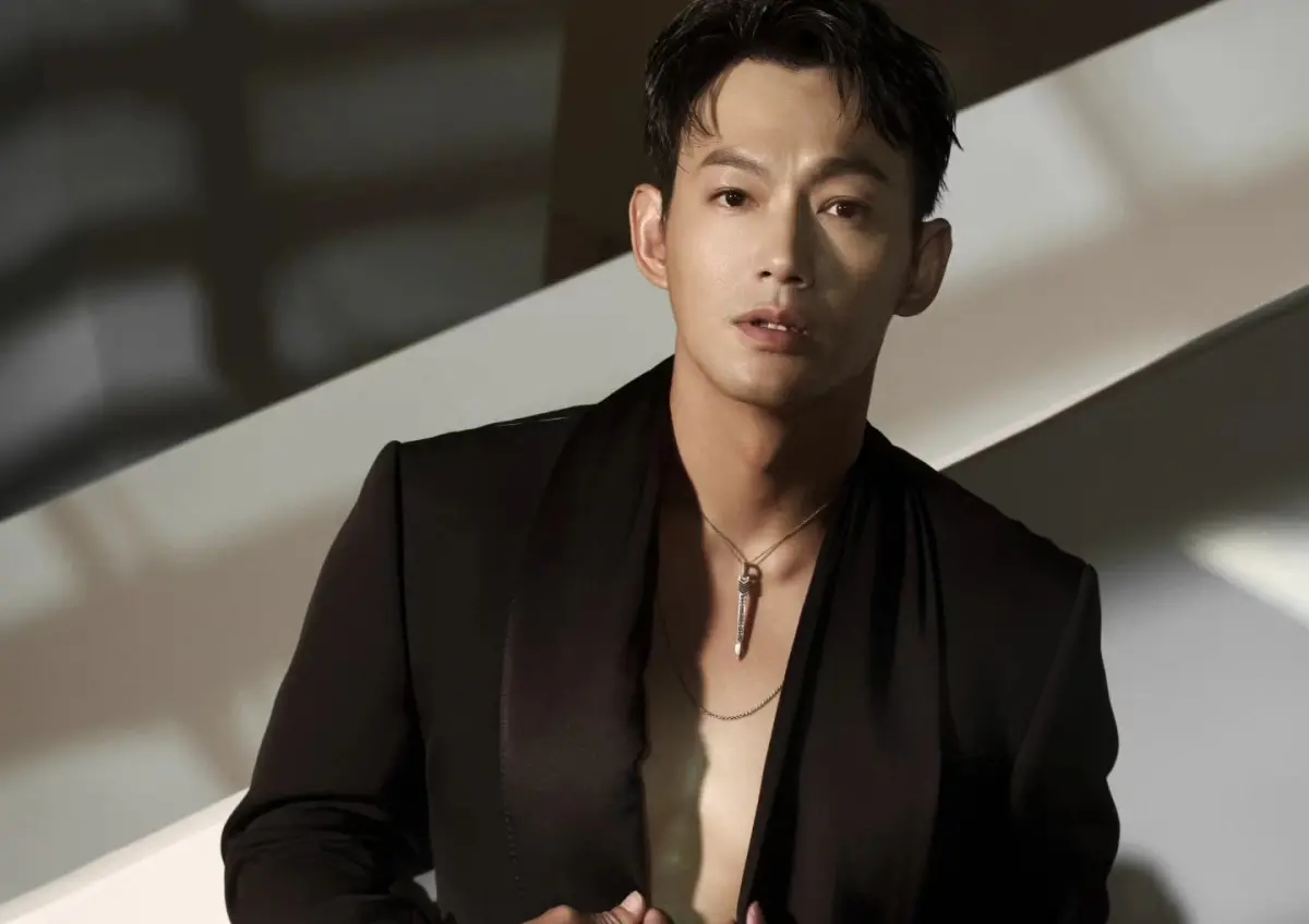 ▲閃兵案爆出新一波男藝人名單再度引發熱議，而今年5月就被爆閃兵的藝人近況也曝光，威廉（如圖）本月17日合體棒棒堂獲得金鐘獎；陳零九則是在15日突發出IG自彈自唱影片，被猜測準備復出。（圖／廖威廉FB）