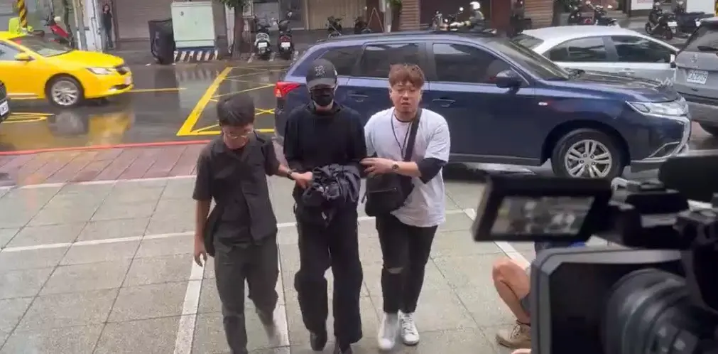 快訊／閃兵案延燒！棒棒堂小杰遭警方帶回 不發一語點頭回應記者