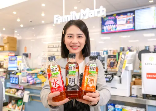 ▲全家健康志向系列3款全新飲品「紅豆薏仁水」、「黑豆決明子」與「桂圓紅棗水」10元多一瓶。（圖／全家提供）