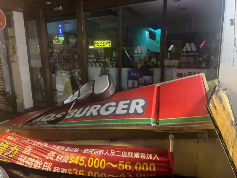 ▲台北市文山昨（20日）晚一速食店的招牌出砸落意外。（／翻面）