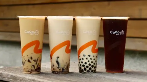 ▲手搖飲料買一送一喝到10月光復節連假！CoCo都可三大優惠，明週三好友日百香雙響炮大杯40元，秋冬「冬韻擂焙珍奶」10月23日回歸開賣。先喝道「買一送一」全台門市優惠喝3天。（圖／CoCo都可提供）