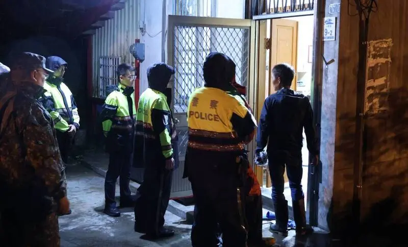 ▲豪雨襲宜蘭蘇澳，21日凌晨永樂、永春里地區達土石流紅色警戒，鎮公所深夜緊急協助進行當地居民撤離作業。（圖／蘇澳鎮公所）