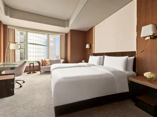 ▲台北遠東香格里拉「豪華客房雙人平日住宿含兩客早餐」，原價26,576元，優惠價5,199元，約享19折。（圖／台北遠東香格里拉提供）