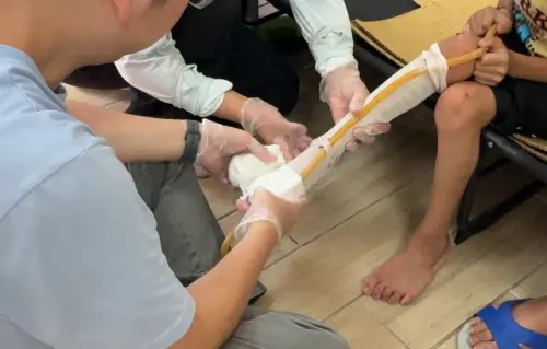 ▲義肢矯具團隊替恩恩丈量、試穿。（圖／門諾醫院提供）