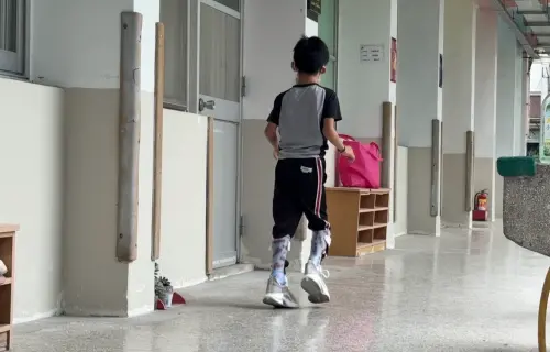 ▲恩恩穿上矯具去上課，上面還印上了最喜歡的汽車圖案。（圖／門諾醫院提供）