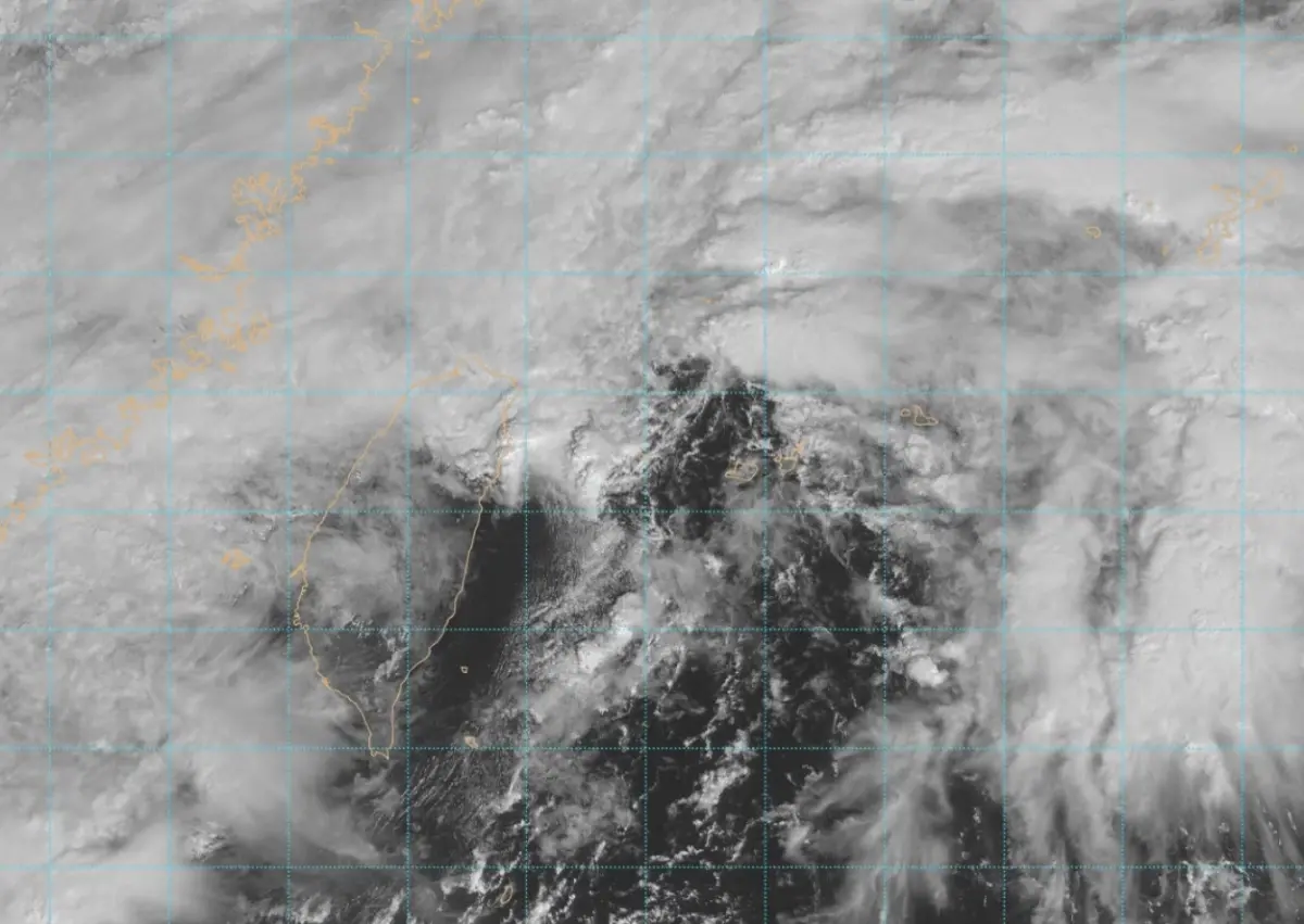 ▲台灣東北側近海出現「小低壓環流」，有可能再引發一波共伴效應的雨勢。（圖／鄭明典臉書）