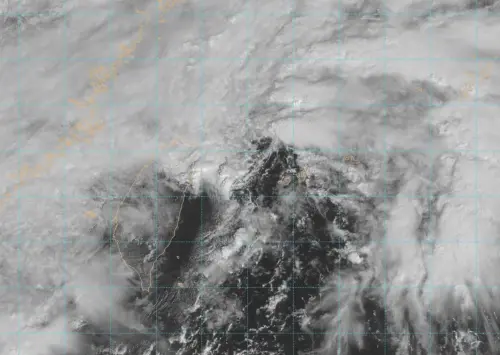 台灣身邊冒出「小低壓環流」！鄭明典示警：恐再引發共伴效應雨勢
