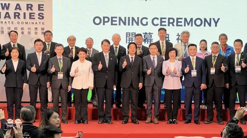    ▲賴清德出席台灣國際五金工具博覽會，主動點名楊瓊瓔（左前一）、江啟臣（左前二）、何欣純（右前四）是下屆台中市長參選人。（圖／記者顏幸如攝，2025.10.21）  