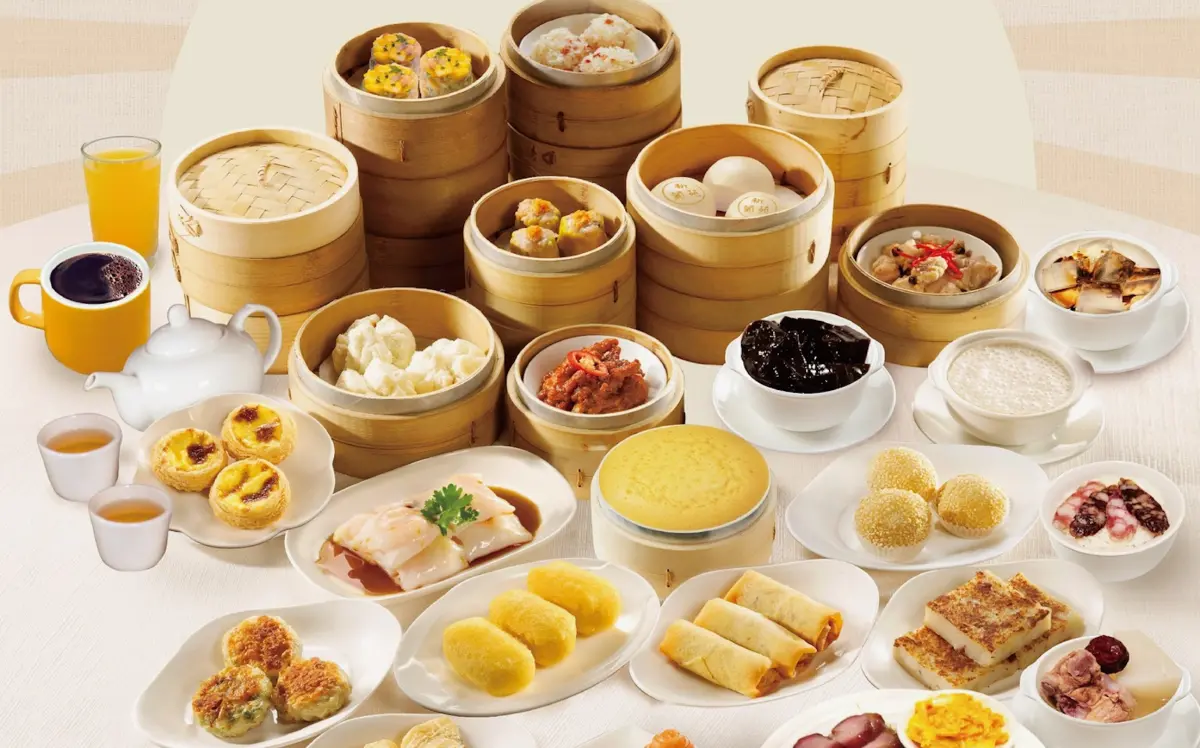 ▲「新葡苑」的下午茶吃到飽回歸，此次限定僅有大葉高島屋分店，每人777元超過25款燒賣、蘿蔔糕等經典港點無限享用，加碼前三天「4人同行1人免費」優惠。（圖／翻攝新葡苑FB）