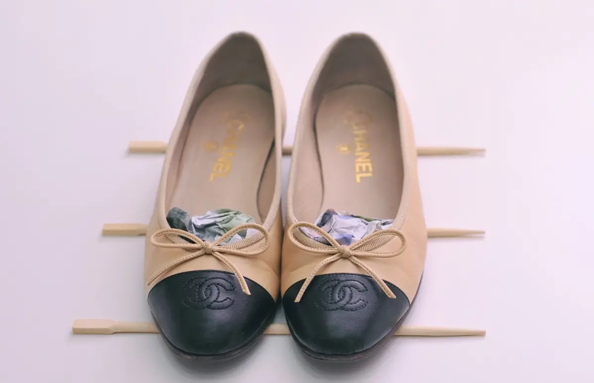 ▲皮鞋濕掉不建議用吹風機吹乾，會讓皮革龜裂、變硬，陳映如建議塞紙，同時用筷子墊高鞋子，增加空氣對流，加速鞋子乾燥速度。（圖／翻攝陳映如臉書）