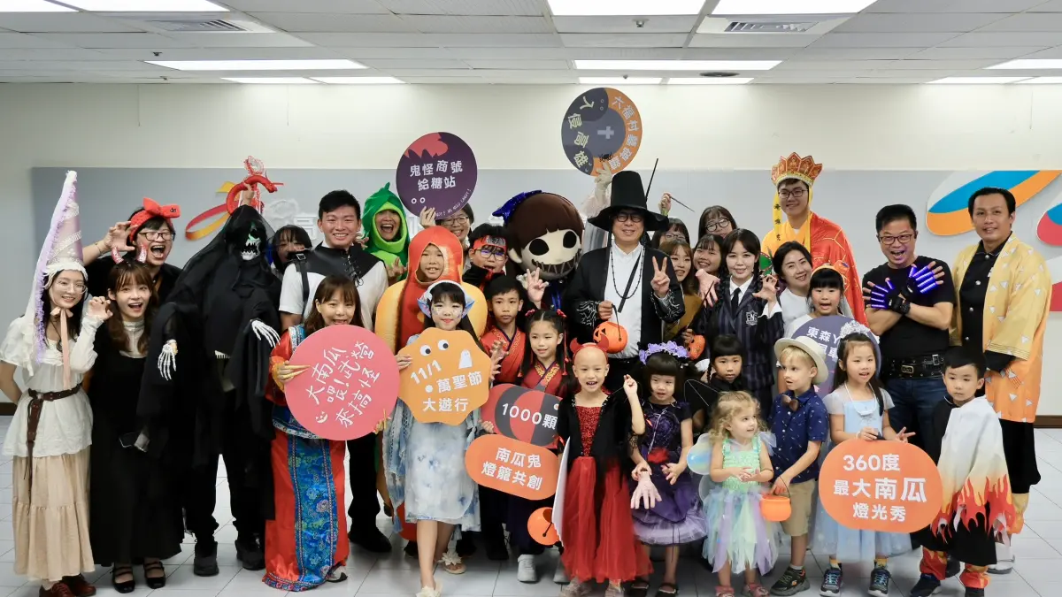 ▲高雄市長陳其邁今（21）日裝扮成動畫獵魔女團裡的Saja Boys男團「振宇」主角，與打扮成各種「小怪物」的小朋友們一起搞怪。（圖／高市府教育局提供）