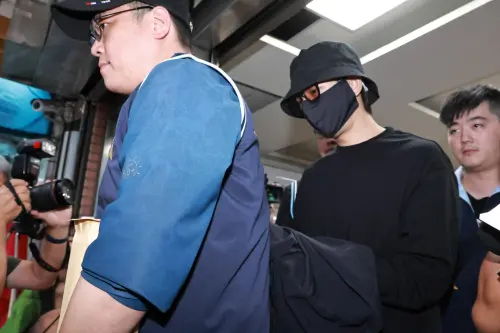 ▲陳柏霖今日清晨遭拘提到案說明後，稍早被捕捉從警察局出來的畫面。（圖／記者吳翊緁攝）