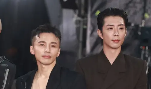 阿緯掛保證「6棒沒有兵役問題」　小杰一旁狂摳手真實表情全被拍
