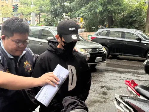 ▲修杰楷（中）抵達新北地檢署。（圖／記者蘇詠智攝）