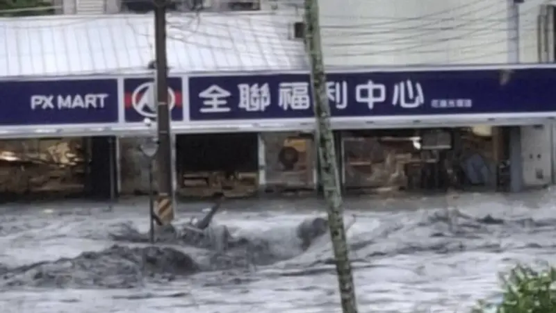▲全聯花蓮光復中山門市受到堰塞湖溢流「險滅頂」，將在12月中恢復營業，官方即起先推出「行動超市車」供民眾採買生活用品。（圖／翻攝畫面）