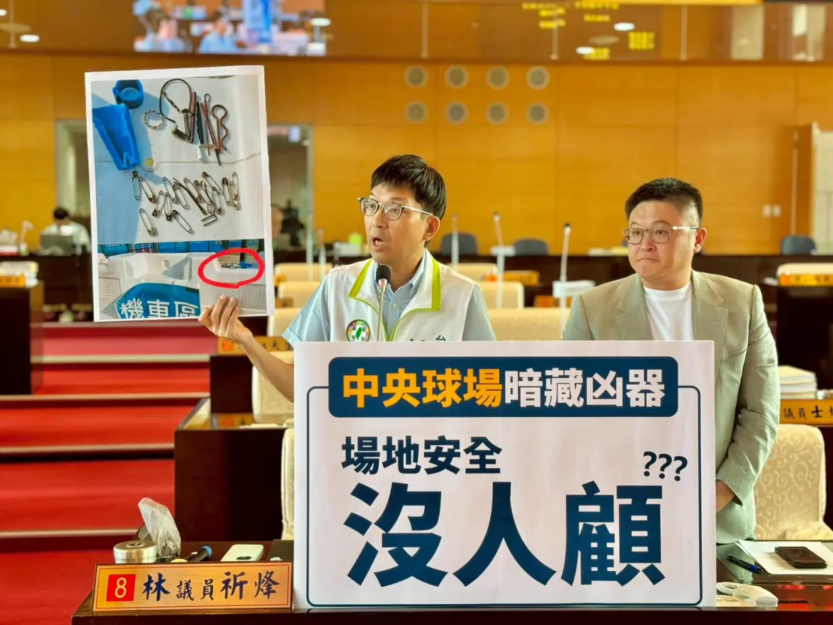 ▲市議員接獲民眾投訴，「中央球場」竟出現安全漏洞，人工草皮區暗藏生鏽螺絲(圖／柳榮俊攝2025.10.21)