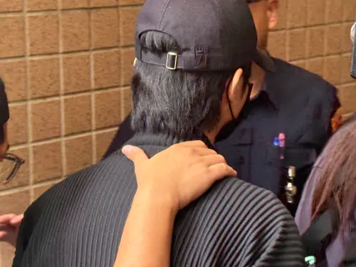 ▲小杰（中）被移送新北地檢署。（圖／記者蘇詠智攝）