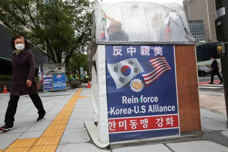 ▲近年韓國對中國的負面態度比例持續攀升。圖為先前美國駐韓國大使館附近，被拍到的反美親中標語。資料照。（圖／美聯社／達志影像）