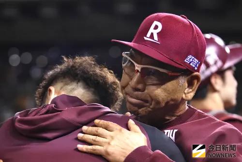 ▲樂天桃猿總教練古久保健二在帶領球隊奪下2025年中華職棒總冠軍後，昨（9）日樂天球團無預警宣布古久保將卸下總教練一職，震撼球界。（圖／記者朱永強攝 ,2025.10.19）