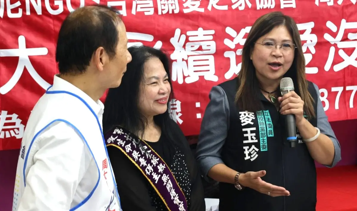 ▲麥玉珍10月8日出席活動時，仍穿著南投縣黨部主委的背心跑行程。（圖／翻攝麥玉珍臉書，2025.10.21）