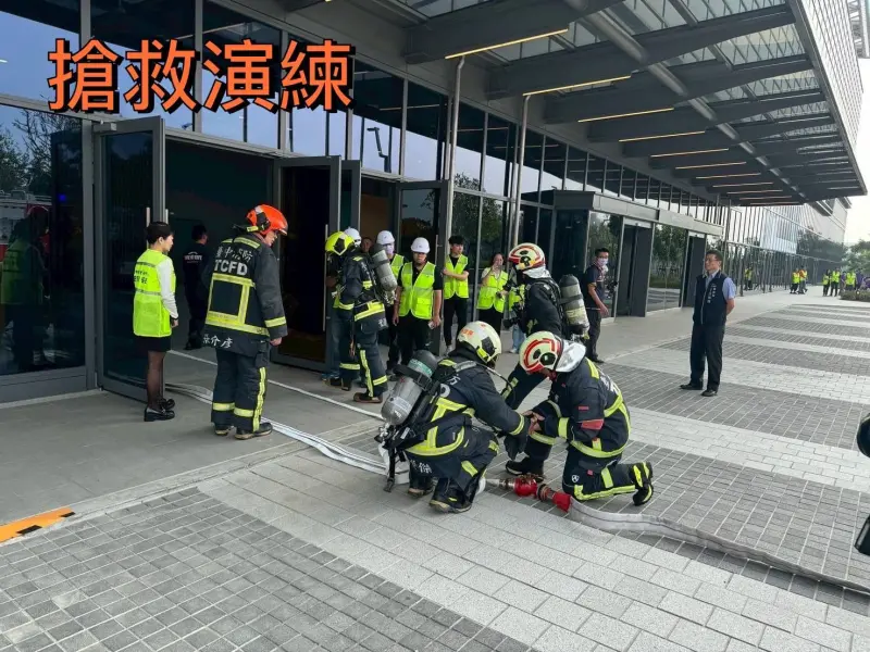 ▲臺中市政府消防局第八救災救護大隊派遣水湳分隊、北屯分隊 、文昌分隊、四平分隊 及東山分隊事前於現場做火災演練。(圖/記者鄧力軍翻攝)