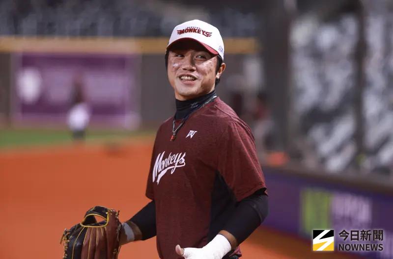 ▲台灣大賽取得二連勝的樂天桃猿，賽前練習神情輕鬆。（圖／記者葉政勳攝）