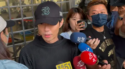 ▲棒棒堂小杰花錢逃兵，最後以35萬元交保，他在新北地檢署道歉回應：「對於過去年輕時做錯的事情，在這𥚃跟大家道歉。」（圖／記者蘇詠智攝）