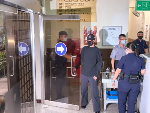 ▲小杰以35萬元交保。（圖／記者蘇詠智攝）