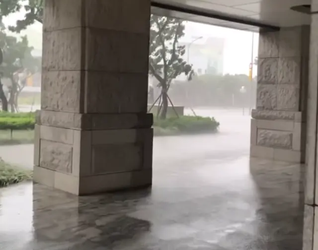 ▲有網友拍影片分享淡水今（21）日的天氣狀況，只見畫面中狂風暴雨。（圖／取自Threads）