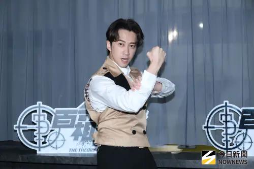 ▲陳漢典（如圖）自小和扁平足共處，他表示前陣子椎間盤突出，壓迫到坐骨神經，都是扁平足帶來的不便。（圖／記者陳明安攝影）