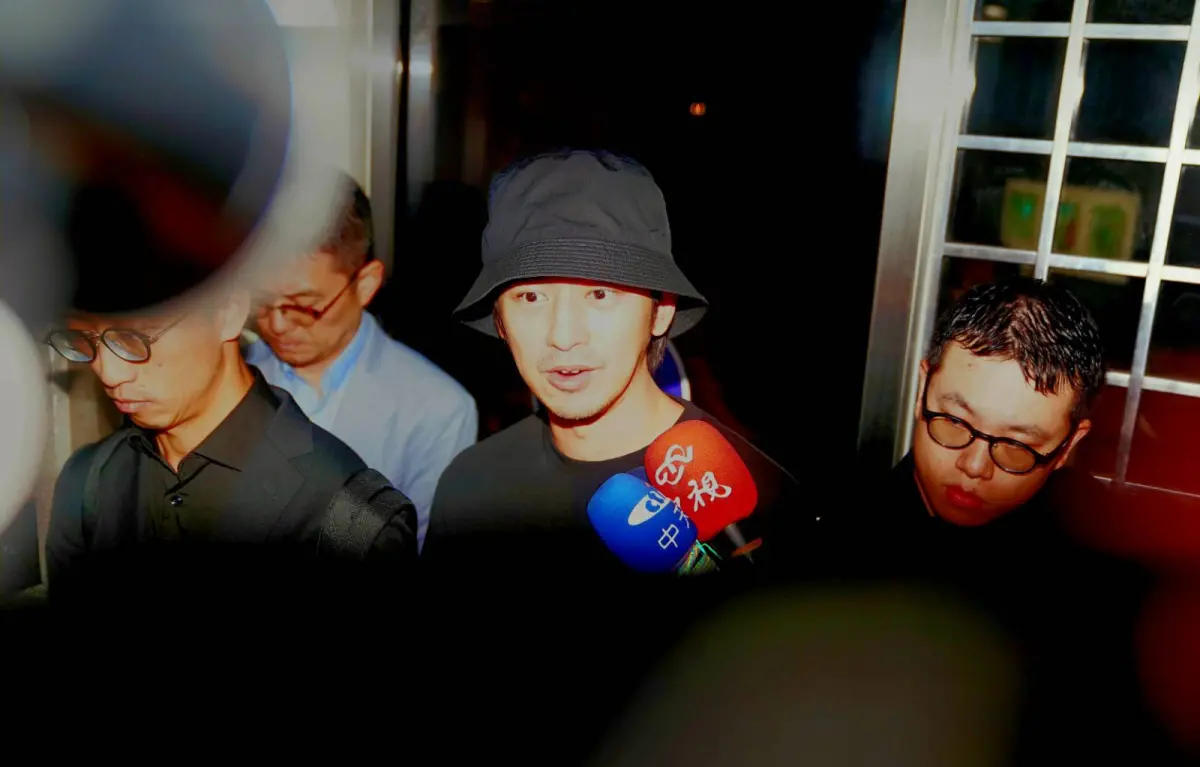 ▲10月22日藝人閃兵案被告陳柏霖複訊50萬交保。（圖／記者林敬原攝）